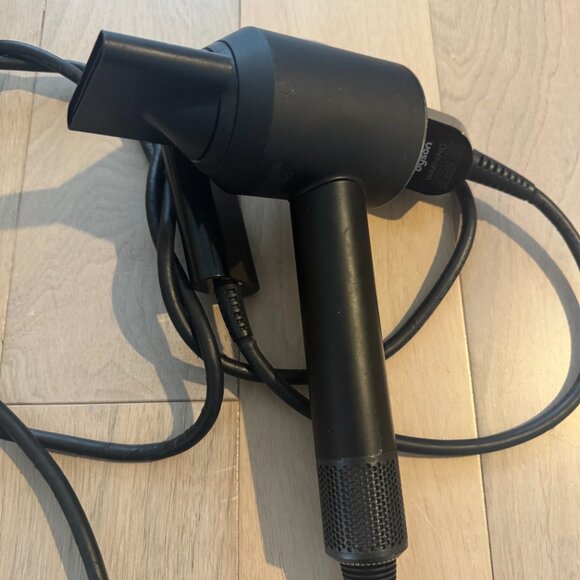 Dyson Supersonic Hairdryer - Picture 2 of 3